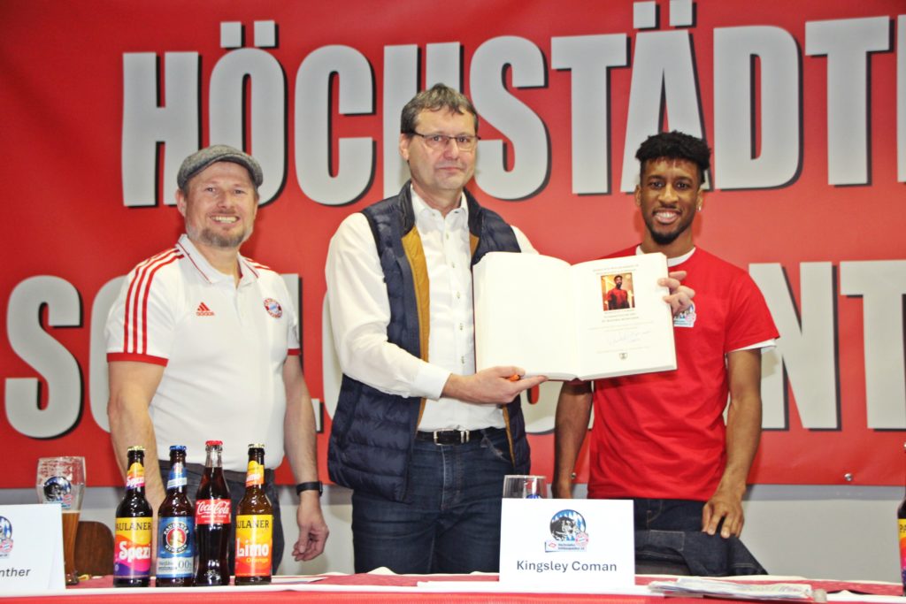 Kingsley Coman trägt sich in das Goldene Buch der Stadt Höchstädt ein